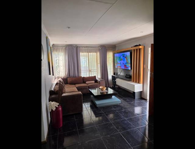 2 BEDROOM TOWNHOUSE FOR SALE IN LINMEYER